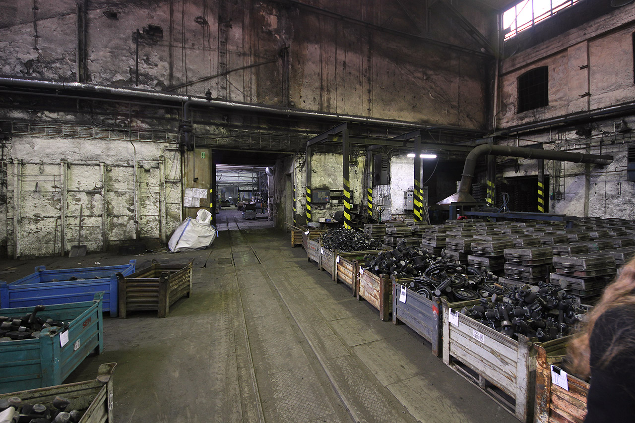 Většinu vnitropodnikové přepravy tu samozřejmě dnes zajišťují gumokolní dopravní prostředky, koleje ale vedou skrze celý areál.