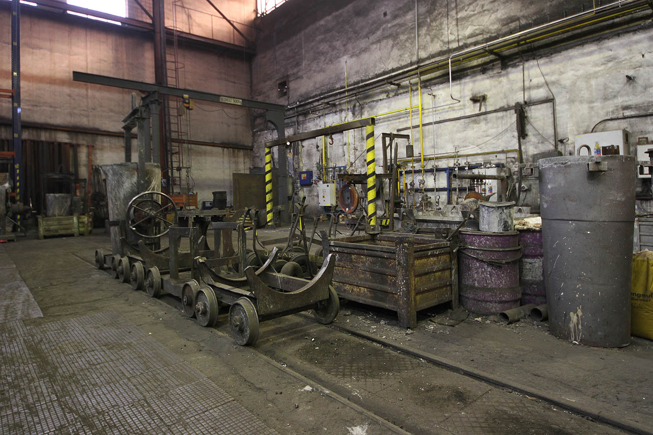 Pojíždět po nich mohou speciální vozíky na velké válcové licí pánve.