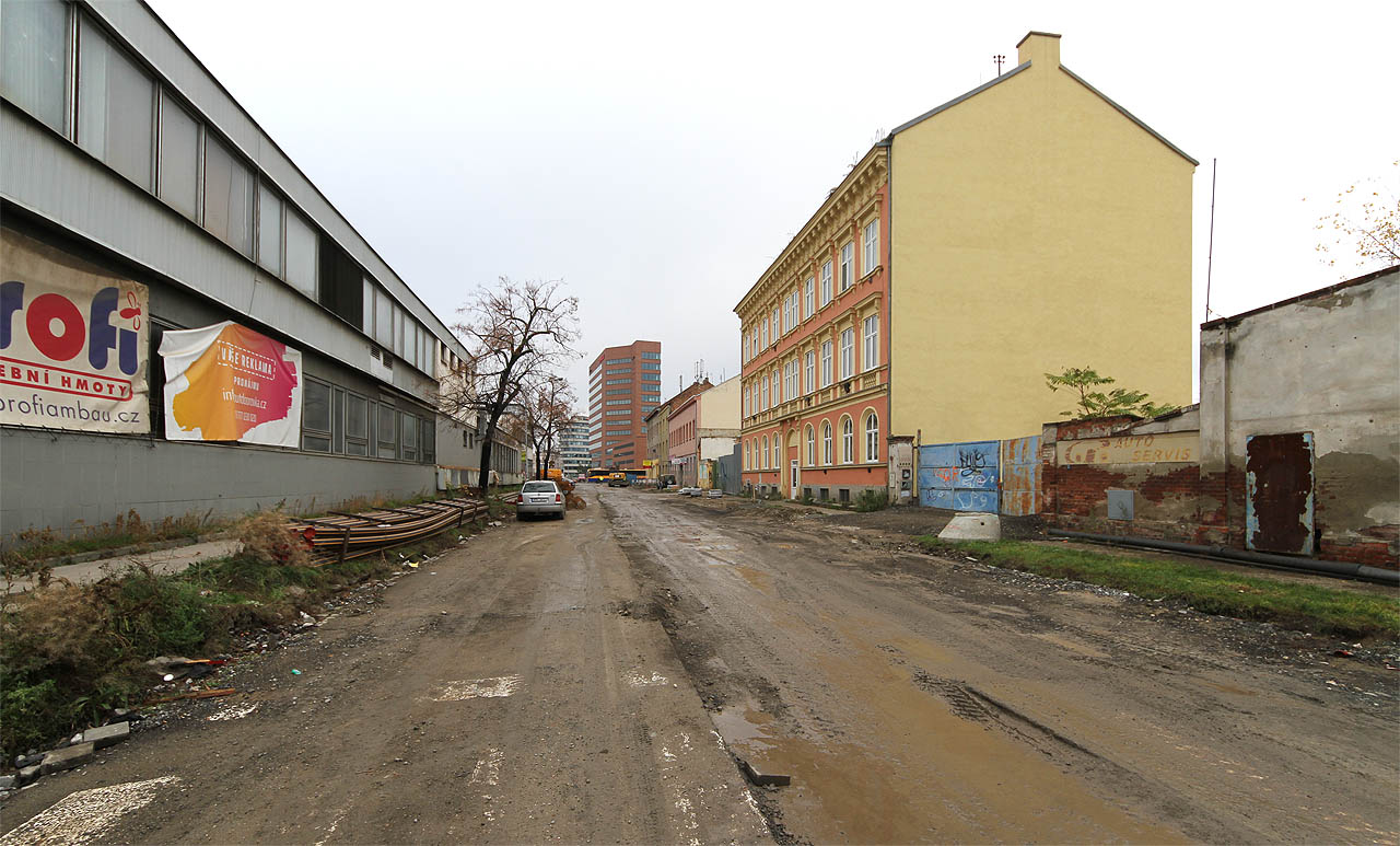Ta teď prochází rekonstrukcí, díky které se do ní z Dornychu po 150 létech vrací koleje. Koňská tramvaj tu byla vybudována v roce 1869 (tedy ještě 19 let před slévárnou) jako spojka na dolní nádraží. Tehdy Komárov narozdíl od současnosti vzkvétal.