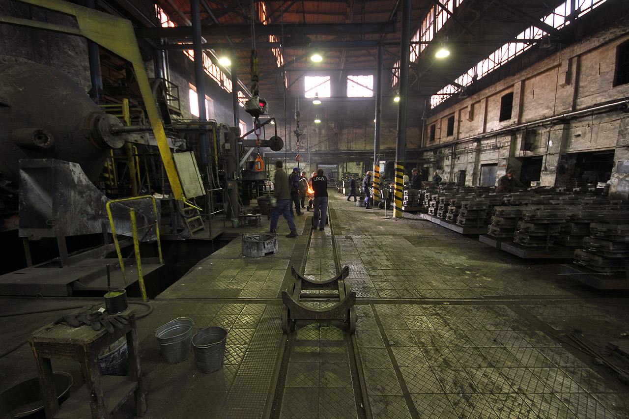 Další vozák už čeká v pořadí na odstavné koleji.