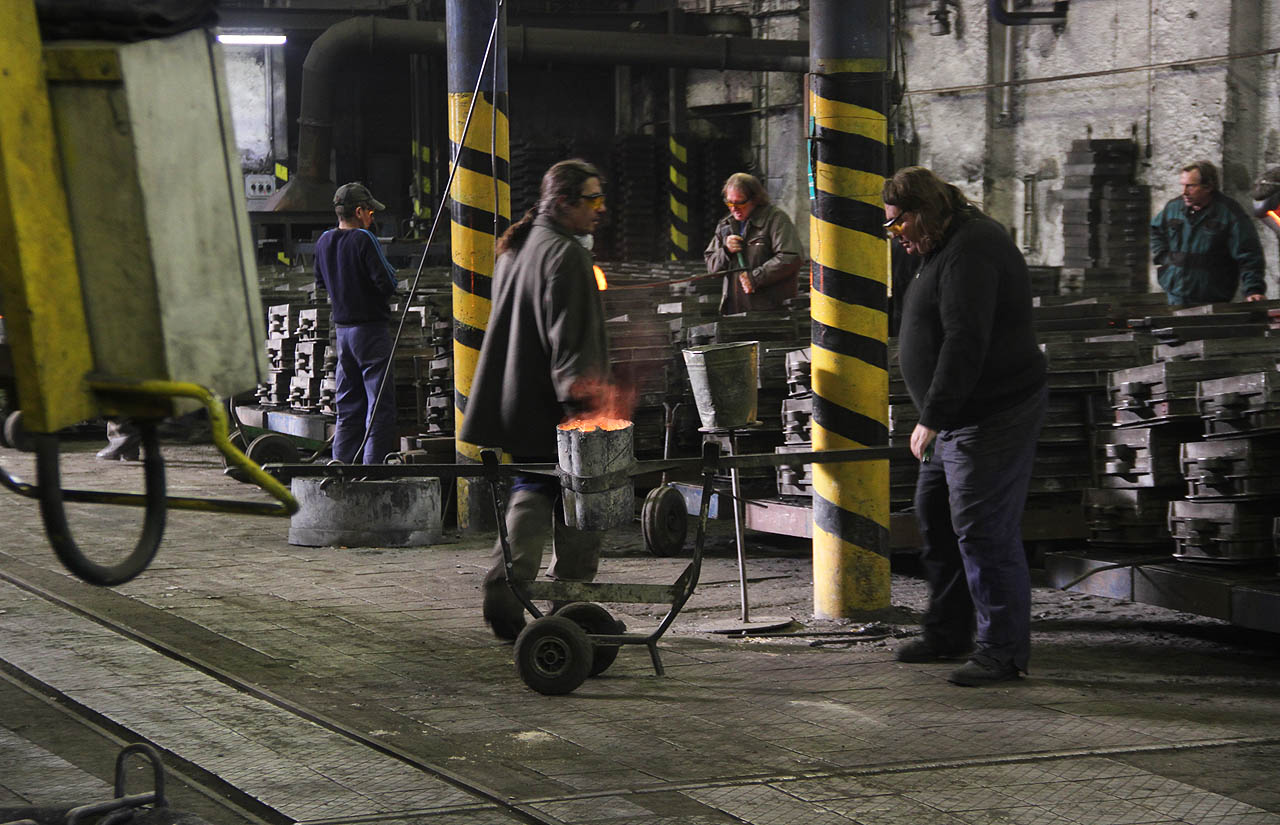 Menší licí pánve lze přepravovat gumokolně s humánním pohonem.