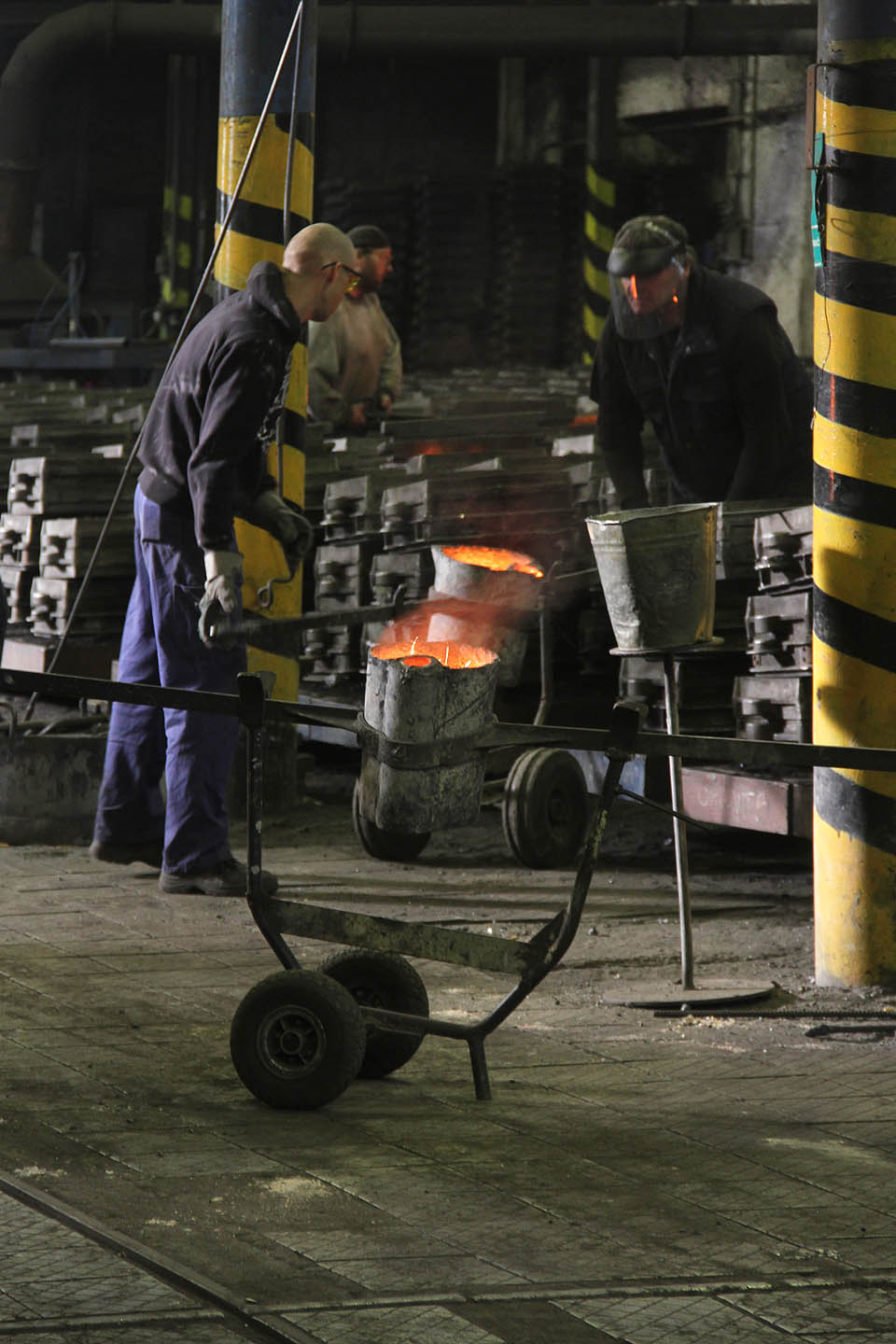 Dokud neztuhne, ocel neustále oranžově žhne. Je to povznášející pohled.