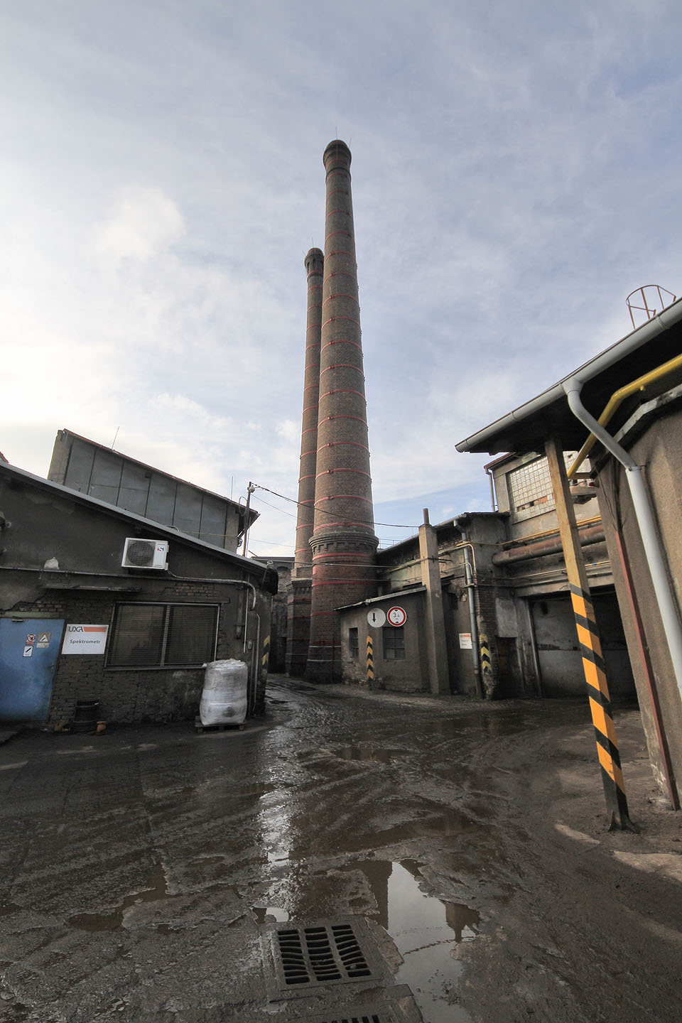 V rámci exkurze máme příležitost navštívit i tovární dvůr, ze kterého vyrůstají dva ikonické komíny, viditelné z širokého okolí (a dnes nepoužívané, nicméně ve slévárně záměrně zachované a udržované).