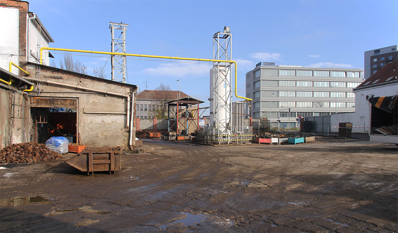 Škrobárny na protější straně ulice Dornychu tolik štěstí neměly. Ani tramvajová trať tudy vedoucí, ani vlečky v těsném sousedství, ani elektrozávod Bartolomeus, Donát a spol.