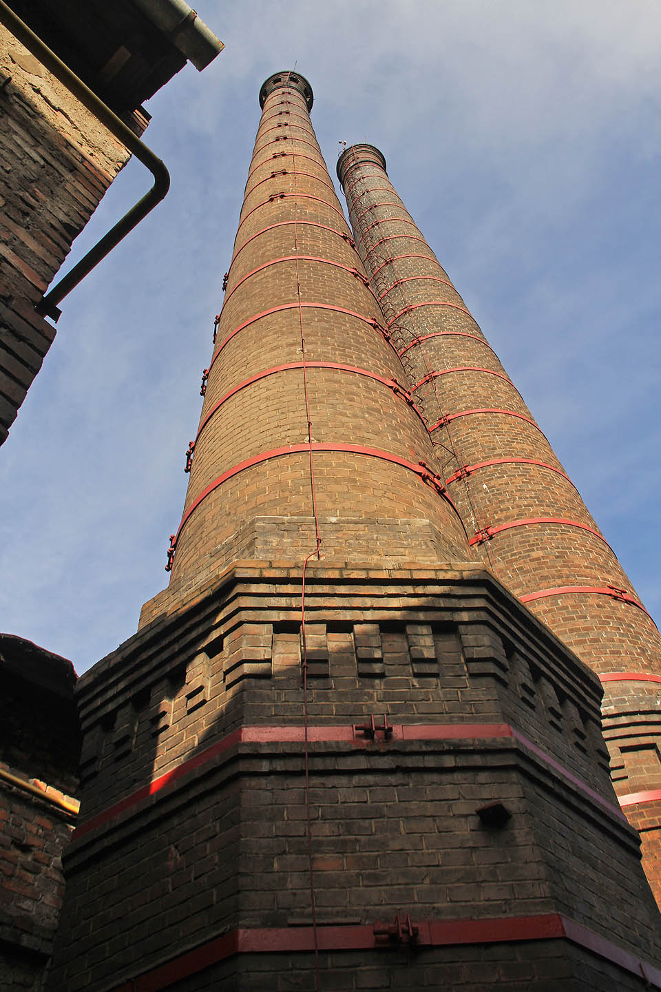 Ještě jednou pohled na majestátní komíny slévárny Uxa.