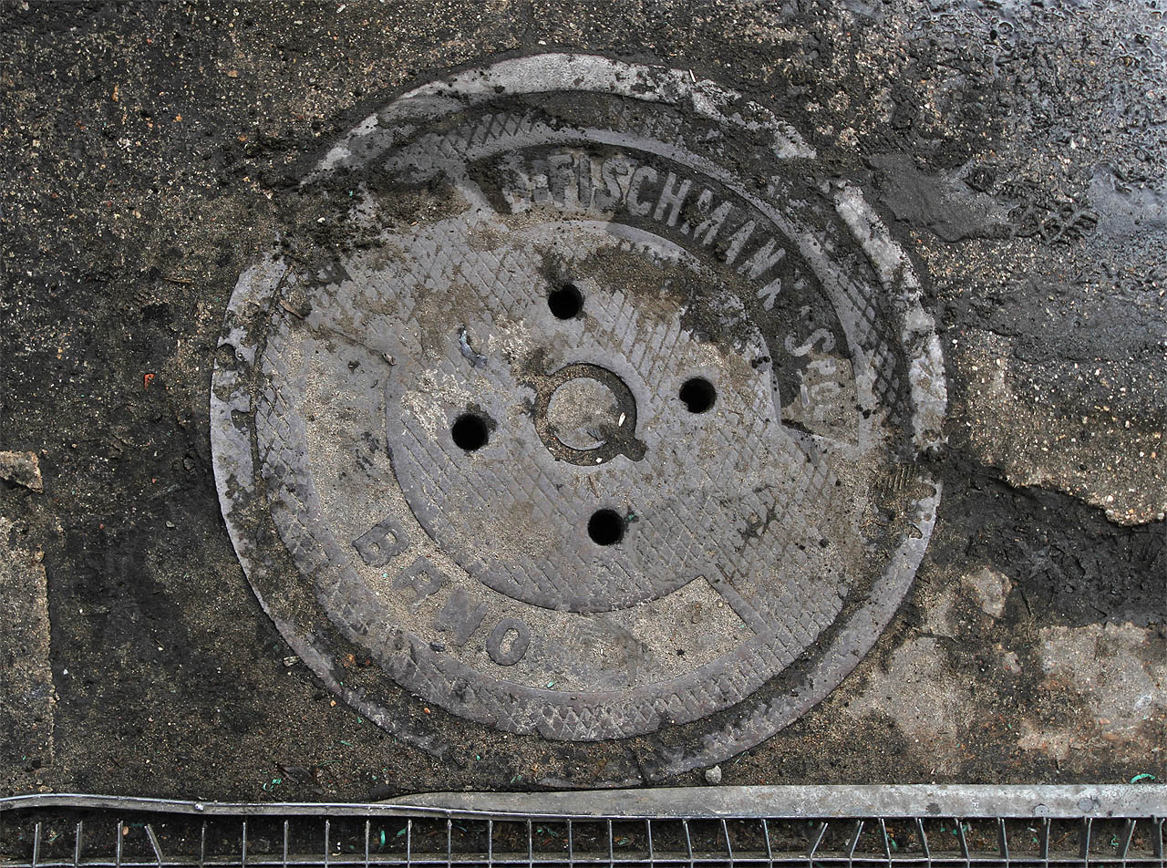 Hned za vstupem do slévárny nás kromě jednoho z ředitelů, milého a ochotného pána, čeká také unikátní kanálový poklop firmy B. Fischmann a Spol. od nás z Židenic.