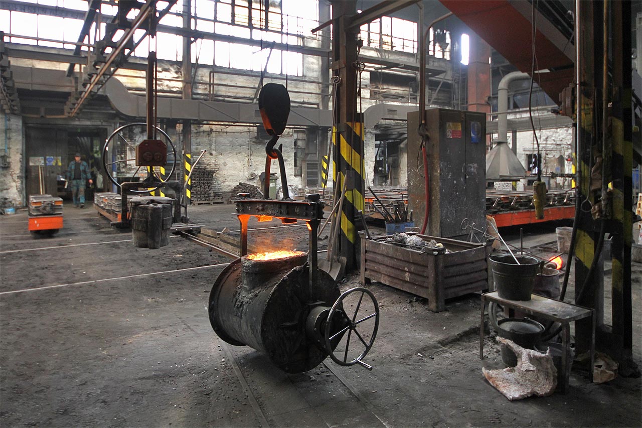 Licí pánce jsou ocelové, z vnitřní strany ale mají tlustou keramickou vyzdívku, která brání konstrukční oceli, aby se rozpustila vlivem kapalné oceli uvnitř.