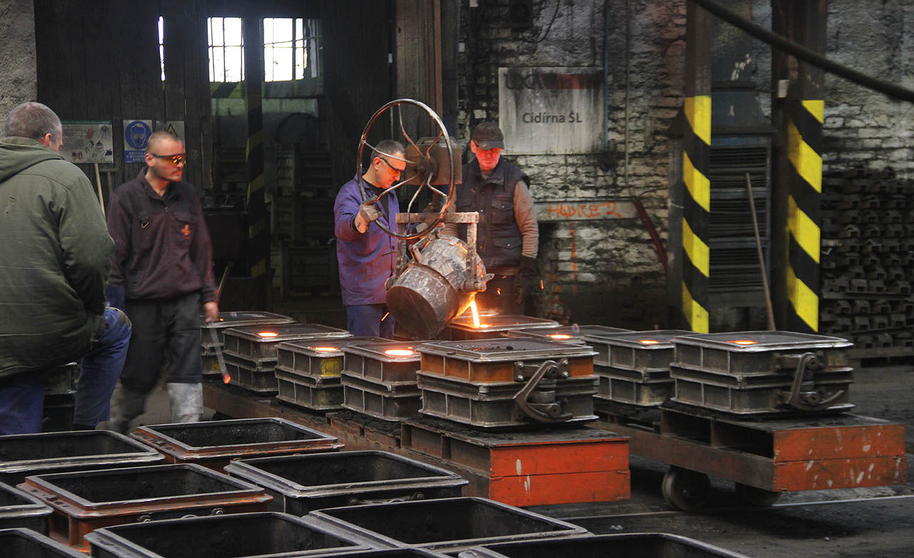 Z menší licí pánce se krásně zářící ocel odlévá do (pískových) forem uložených na pojízdných lavicích (na koleji širokého rozchodu).