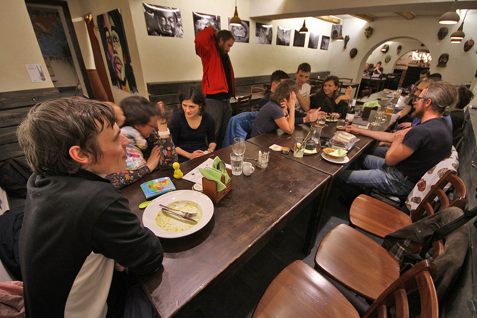 V brněnském Klubu cestovatelů bylo ve čtvrtek narváno. Ze své bez přehánění životní pouti pěšky z Brna do Porta (přes Santiago de Compostela) sem totiž na večeři zašel věhlasný cestovatel Ondřej Herzán alias Ondera.