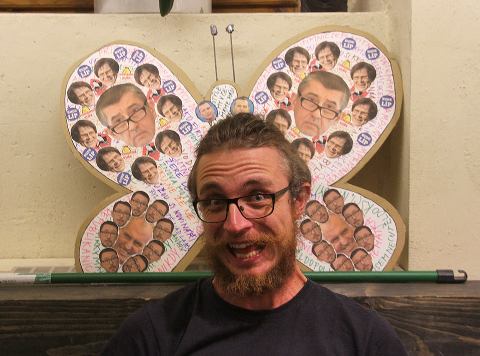 A protože přišel prakticky přímo z cesty (s opravdu jen malou zastávkou doma), byl Ondera, jak se sluší a patří, řádně cestovatelsky zpustlý. Na kráse mu nepřidaly ani „motýle“, které sem kdosi přinesl v rámci příprav na sobotní demonstraci v Praze na Letné.