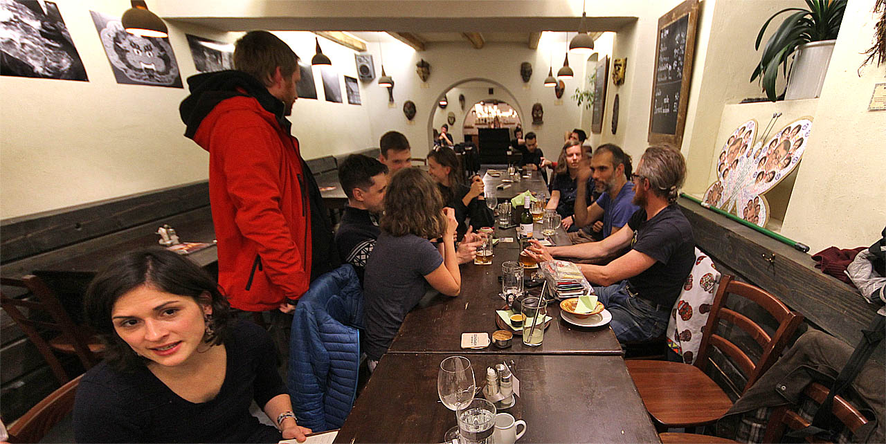 Bylo nás hodně a všichni byli rádi, že je Ondera v pořádku zpátky. V nejbližší době se tak můžeme těšit na jeho promítání a vyprávění z cest po celé republice.