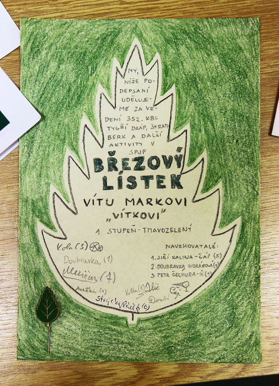 Jednou z mála fotek, které se ze samotné CVVZky zachovaly, je dokumentační snímek udělovací listiny 1. stupně březového lístku pro Vítka Marka. Gratulujeme.