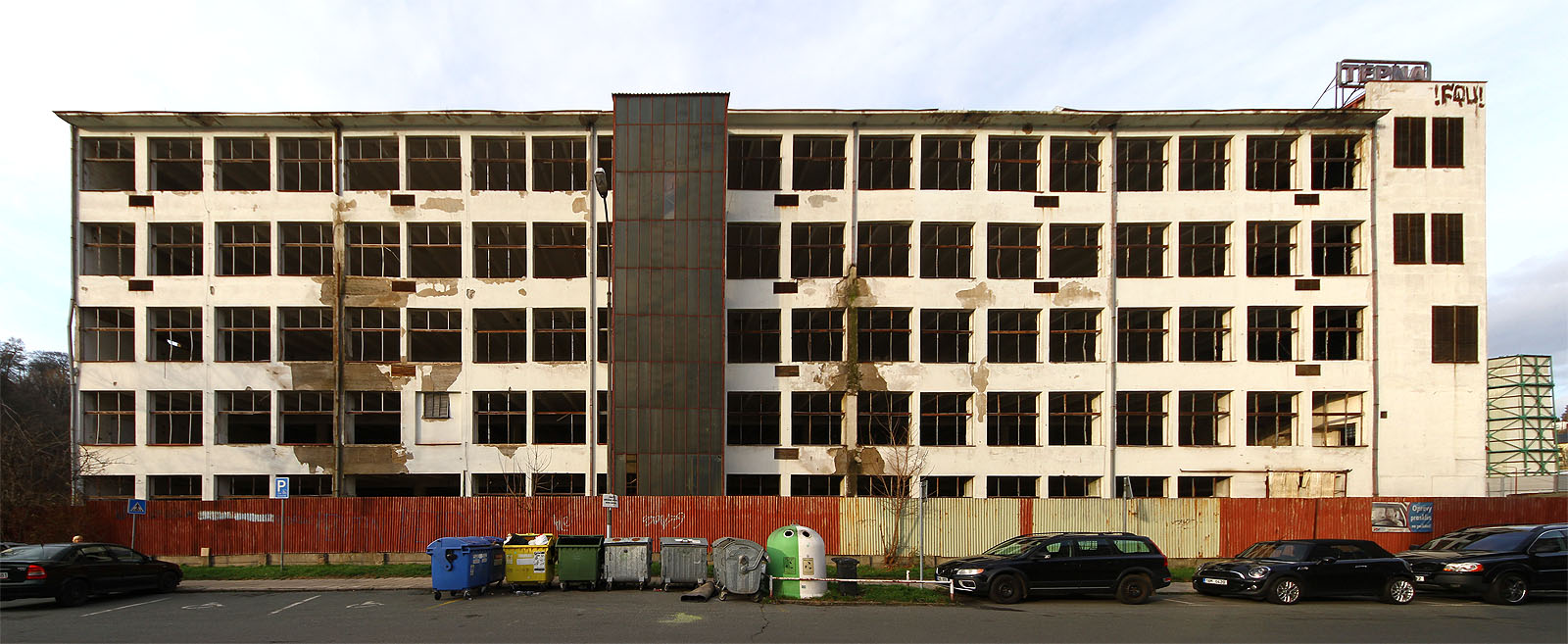 V neděli nás zlákala Tepna. Strašidelně znějící název pro ještě strašidelnější budovu. Nuže vzhůru do oblak.