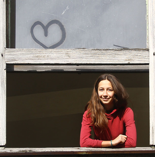 Tajnosnubná Doubravka hledí z okna o poschodí výš na lidské plazy pod sebou.