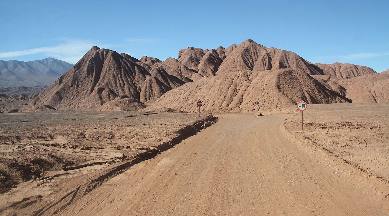 Kamión, který Martin stopnul, nás převezl přes pětitisícové průsmyky andskou pouští, kde není vůbec nic, kromě dopravních značek. Jezdí tu totiž auta s měděnou a stříbrnou rudou.