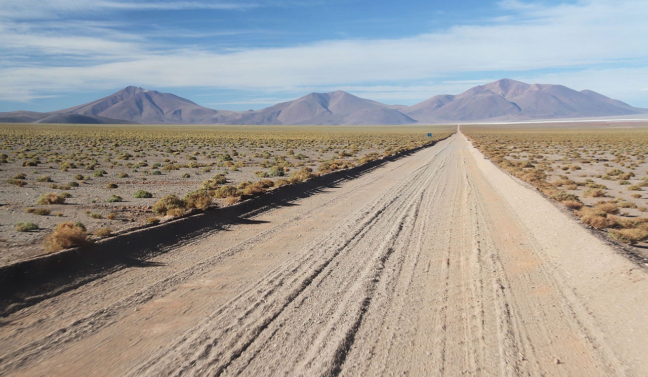 Salar de Pocitos je veliké slanisko, přes které vede úzkokolejka a státní silnice. Na opačném konci aktuálně vyschlého slaného jezera (asi 30 km od místa focení) leží stejnojmenné městečko a železniční stanice.