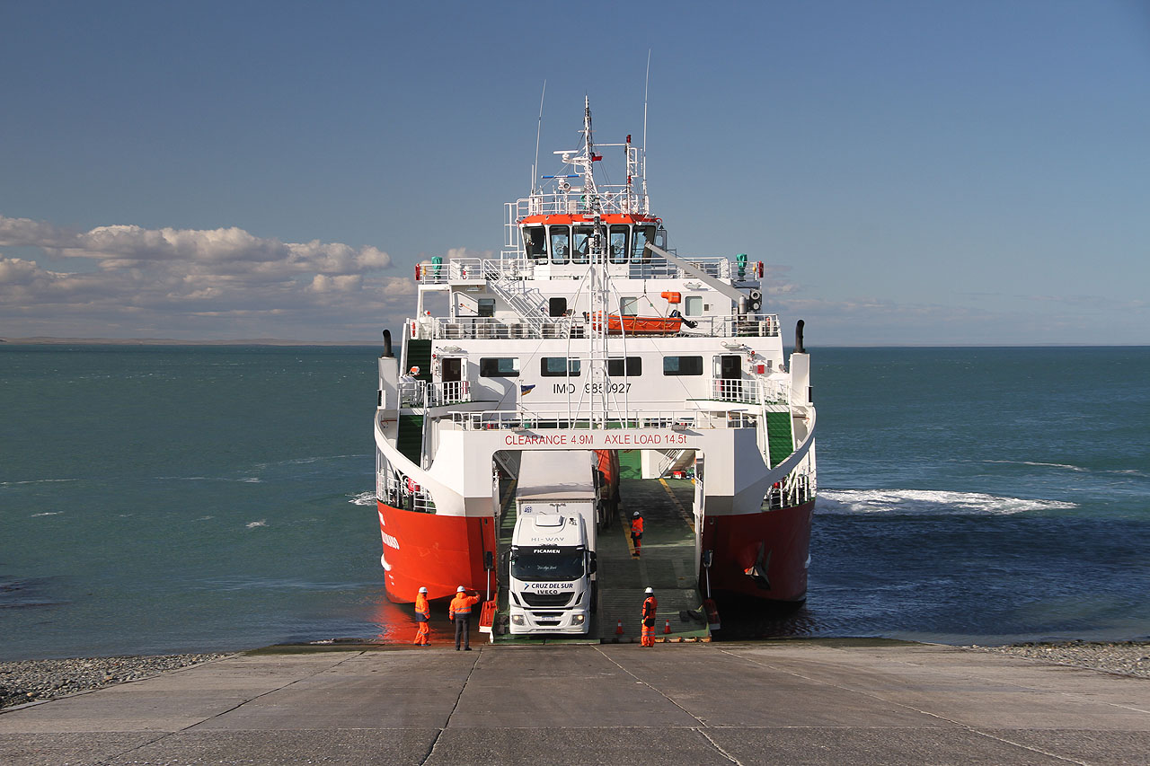 Voda je tu mrazivá, vždyť přitéká přímo od antarktických břehů. Trajekty do Ohňové země jsou zdarma a byť tento je určený pouze pro náklady, podařilo se mně přesvědčit námořníky, že musím za kamarády do Ohňové země a ti přivřeli oči a vzali mě na palubu. Cersta přes Magalhãesův průliv trvá necelou hodinu. Na protějším břehu je jen betonová plocha končící v moři.