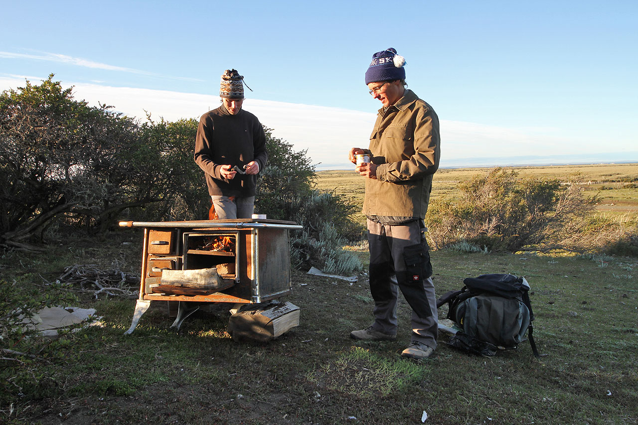 Po Ohňové zemi jsme putovali pěšky. A když jsme našli opuštěnou salaš, využili jsme její pohostinnosti a přenocovali nedaleko ovčína.