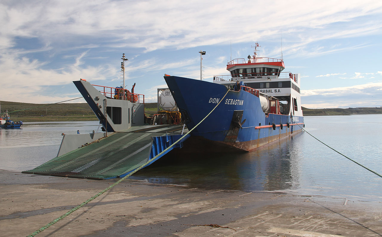 Osobní lodě do Punta Arenas nicméně jezdí jen jednou za několik dnů, a tak nám nezbylo než se nsažit opět dostat na některou z nákladních lodí. Don Sebastian převážející velrybí tuk nás odmítl prý z hygienických důvodů. Byrokracie řádí i na nejjižnějším jihu.