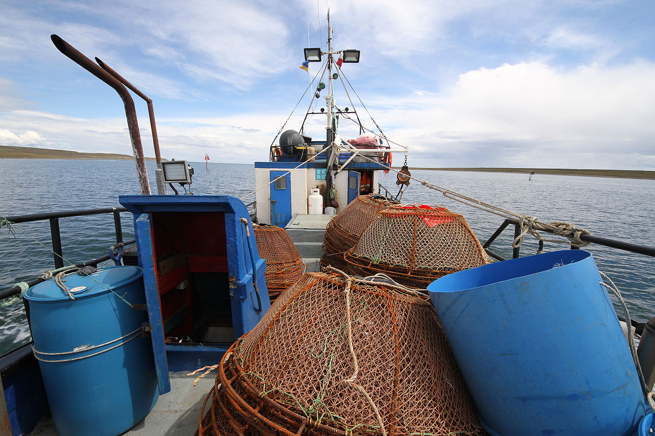 Nakonec jsme se s Martinem vetřeli na malou rybářskou bárku (a Honza musel letět leteckým autobusem) a ta nás během tří hodin převezla zpět na pevninu.
