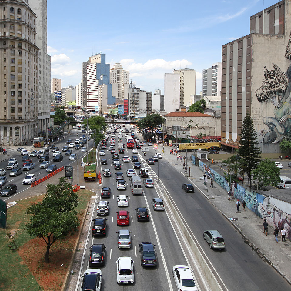 Z Punta Arenas jsme letecky zamířili přes Santiago de Chile do Buenos Aires a dále autobusem do São Paula, kam pro nás z Evropy přiletělo letadlo. Největší město Jižní Ameriky je vlastně obří dálniční křižovatkou, na které bydlí víc lidí než v Česku.