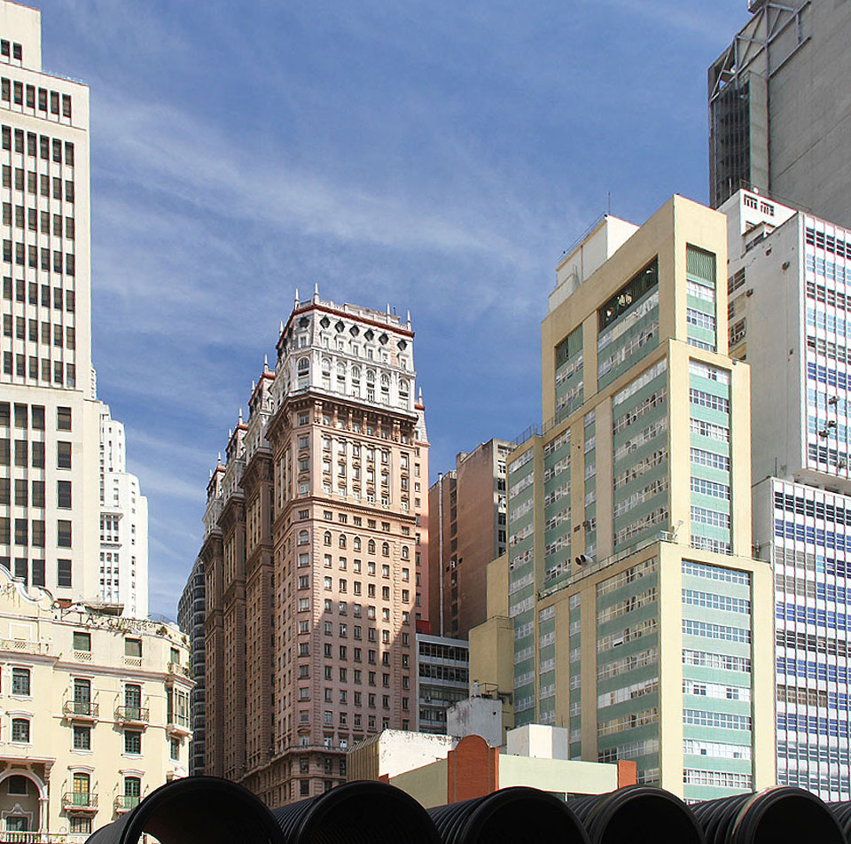 Saopaulské mrakodrapy šplhající výš a výš.