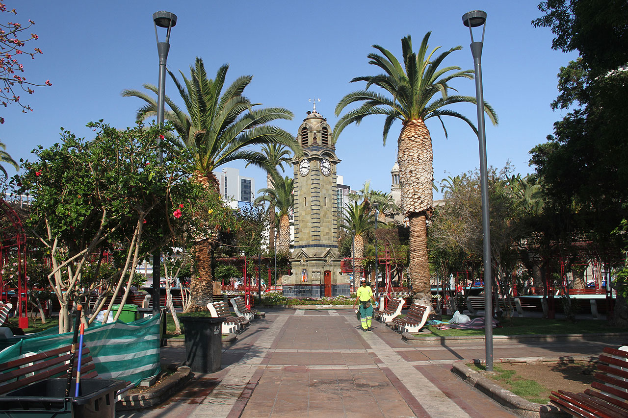 V Antofagastě jsme byli svědky pokusu o chilskou revoluci. Pouliční boje a střelba z vodních děl tu každý den od 17 hodin zaměstnávaly jak policii tak progresivní mládež. Vyrabované banky, posprejované kostely, hořící pneumatiky a zničená auta nás měla doprovázet i při druhé návšrtěvě Chile o dva týdny později.