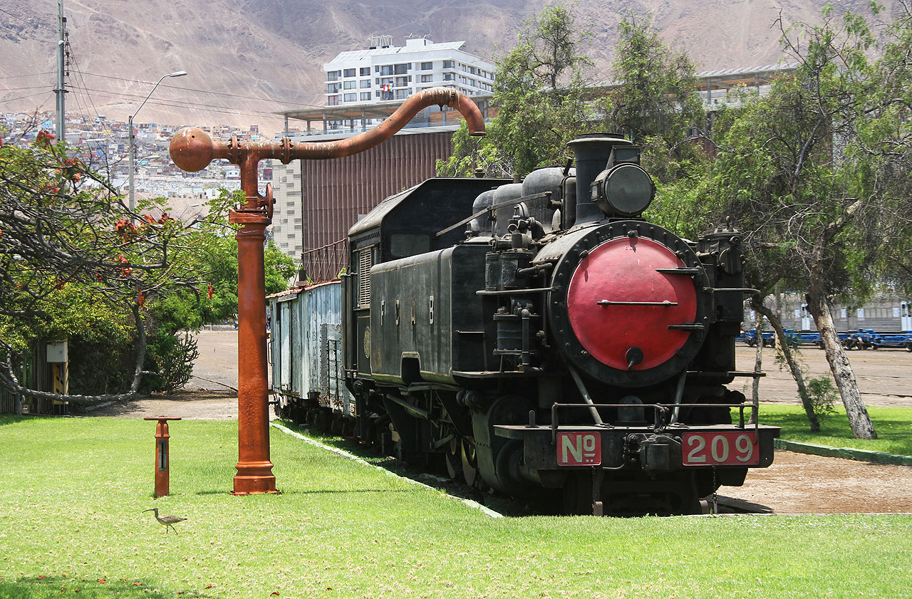 Také v okolí Antofagasty je v největším důlním komplexu světa Mina Escondida spletitá síť úzkokolejných železniček. Parní lokomotivy tu ale mají už jen na okrasu.