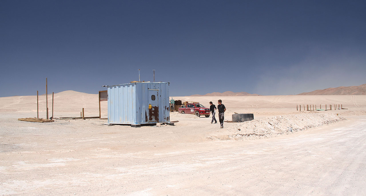 Do dolů jsme se dostali nočním stopem a v kamionu jsme se schovali před hlídačem. Ráno nás ale rychle zadrželi a k našemu štěstí nás dva mladí Jorjitos (Jirkové si pomáhají všude na světě, říkali) převezli asi 100 km přes nekonečnou slanou poušť Pocitos de Ilimac až do železniční staničky Monturaqui vysoko v horách.