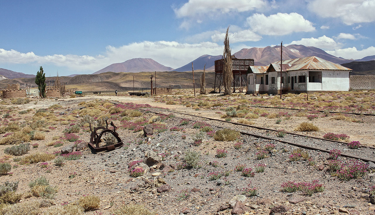 Stanice Monturaqui. Neexistuje lepší místo pro natáčení westernu. Odstavený vagón by se nám na železniční trati hodil, kdybychom šli z kopce, osobní vlaky tu totiž nejezdí už desítky let. A nákladní v průměru jednou za deset dnů. Šlapeme ke hřebeni And pěšky.