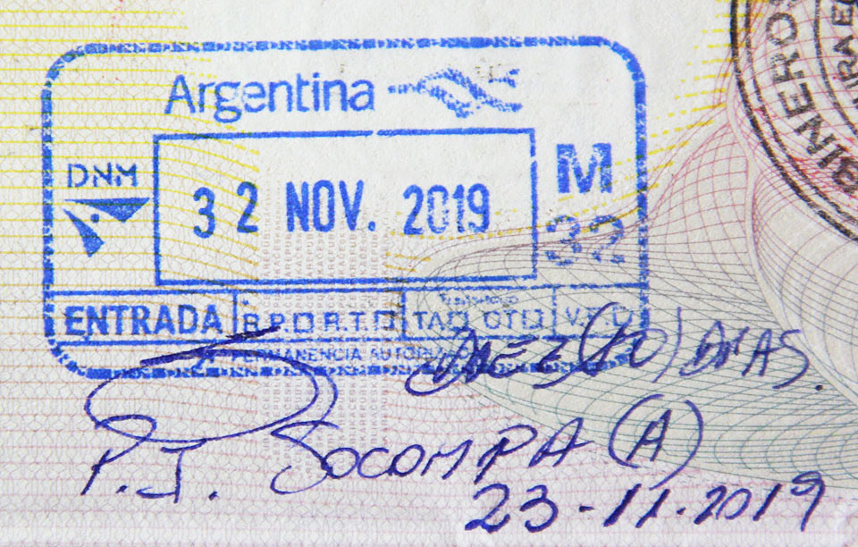 V průsmyku Socompa překonává železnice hřeben And a státní hranici Chile a Argentiny. Protože tu nejedzí osobní vlaky, nemá posádka asi šesti argentinských pohraničníků celé dny, co dělat. A tak spí. Když je pak znenadání probudí zatoulaní češi, rychle se převlékají z pyžama do uniformy a v tom zzmatku vám dají do pasu třeba razítko s datem 32. listopadu.