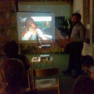 Jediný, poněkud tmavý záběr z promítání.