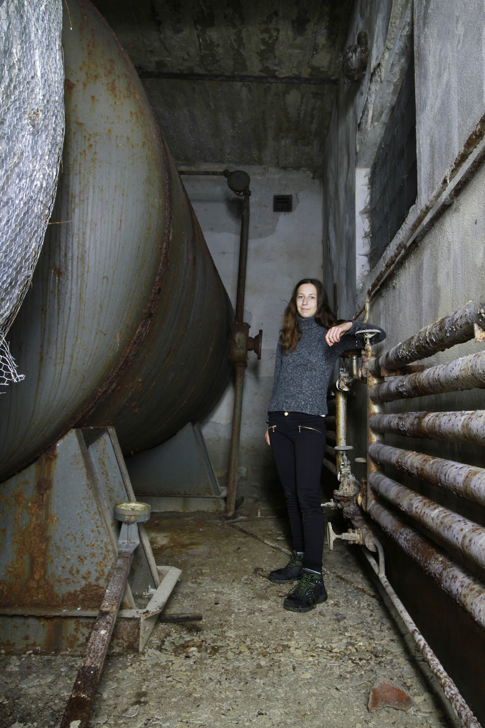 Mezi pamětihodnosti „města u továrny“ patří také opuštěný benzínojem alias sklad pohonných hmot. Budova, odkud se pod tlakem dostávaly ropné deriváty ke generátorům v případě výpadku elektrického proudu. Třeba za války nebo aspoň za vichřice.