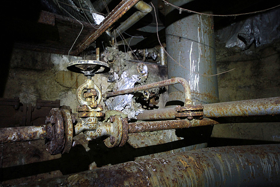 Dnes je všechno zázemí <a href="/Tema/Adamovské strojírny">zaniklých strojíren</a> opuštěné a chátrá až k zániku.