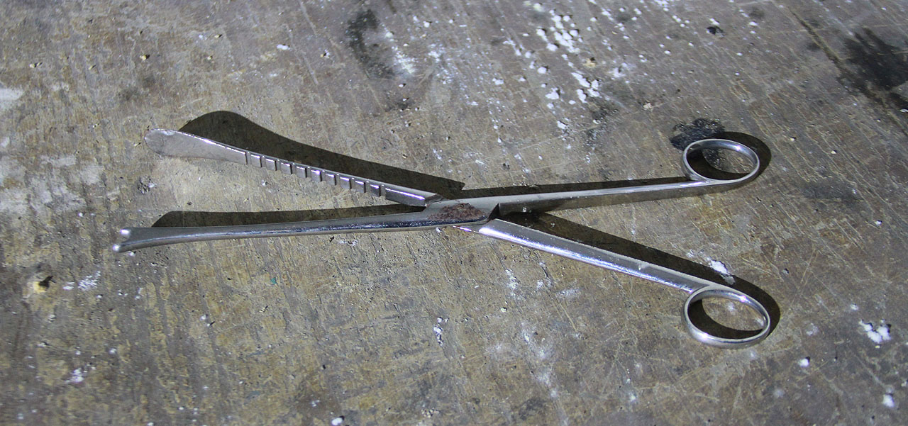 To, co vypadá jako nůžky je zřejmě chirurgický roztahovák.