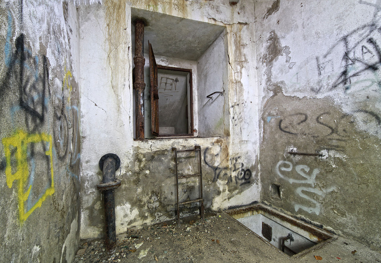 Vstup dvířky ze dvorany na úrovni země.