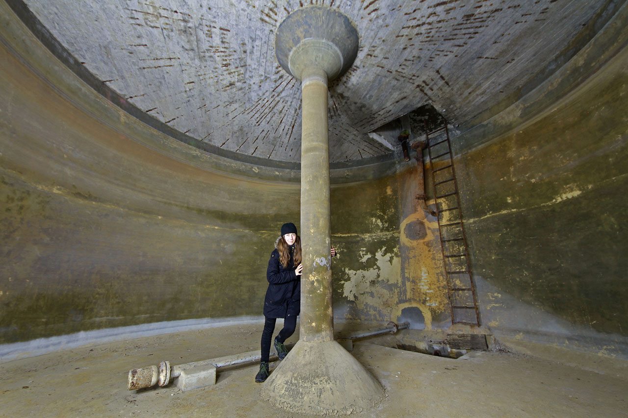 Vodojem nad strojírnami má přece jen o něco víc elegance, byť jeho konstrukce je prakticky totožná. Je rovněž o něco větší.