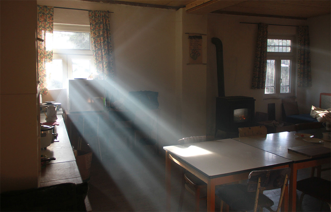 Paprsky zimního sluníčka mně hned po příjezdu naznačovaly, že jsem neudělal ani nejmenší chybu, když jsem se rozhodl strávit Vánoce tady. Nejbližší živý člověk je kilometry daleko, v noci skučí kdesi vysoko nad střechou vítr v korunách borovic a podle některých tu dodnes straší duše utýraných vojenských zajatců z hromadných hrobů. Ideální místo pro čas usebrání.