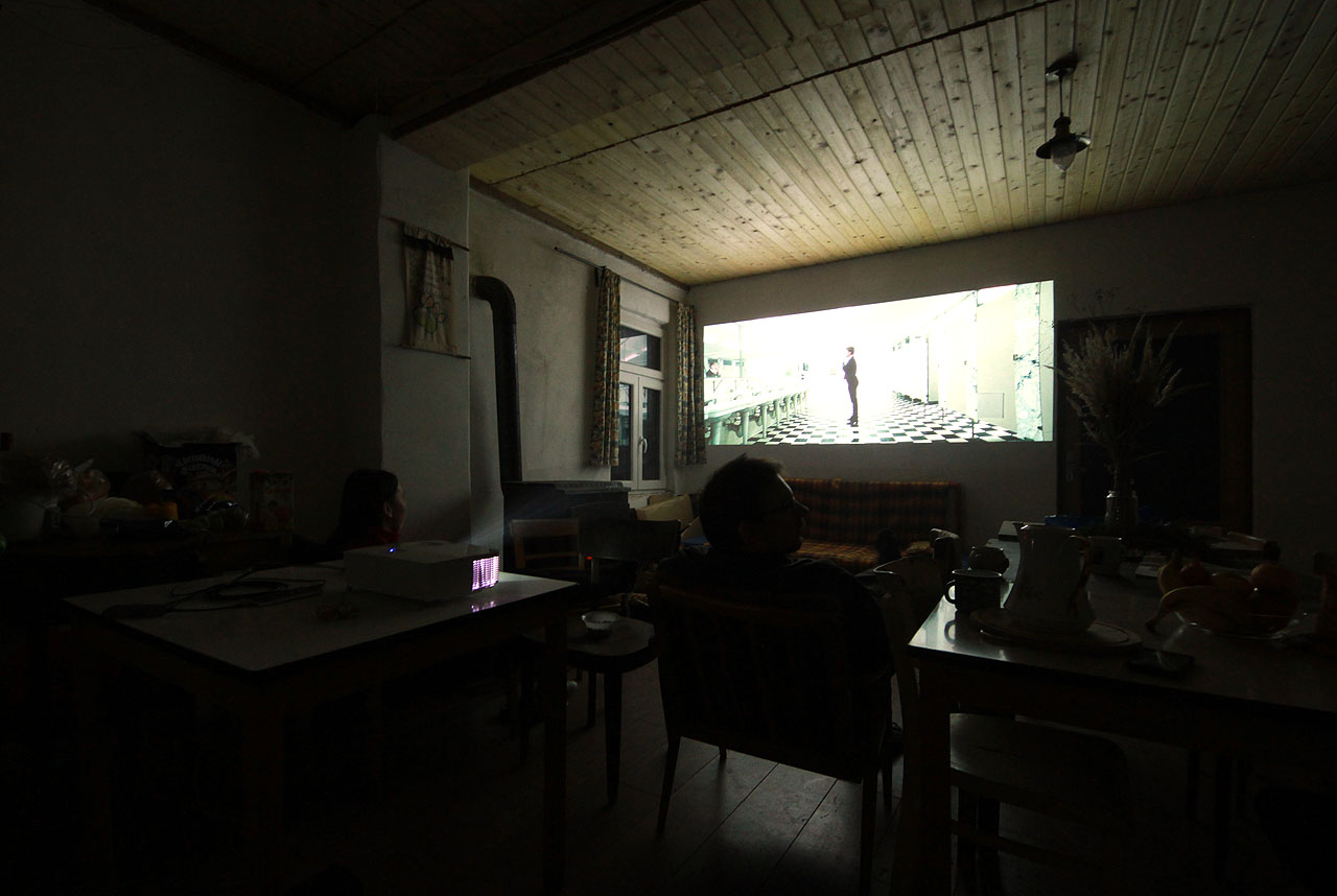 Když je na Muně Vašek, je tam i jeho projektor. A večery patří pečlivě vybarným klubovým filmům, které zklamou jen opravdu málokdy.