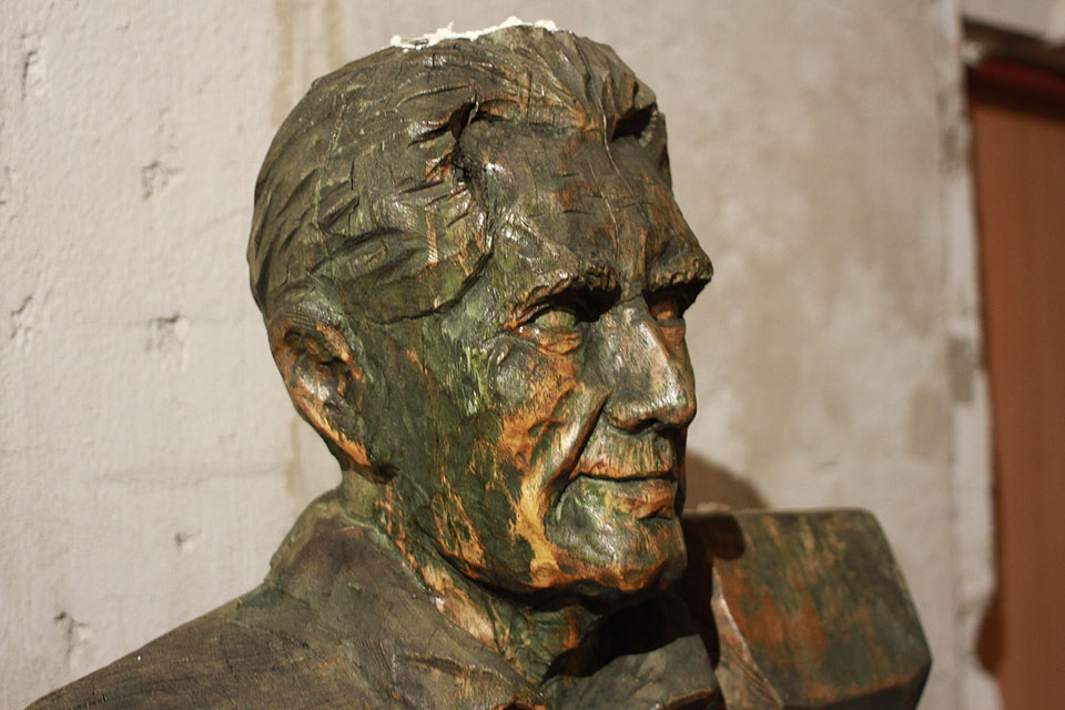 V neděli jsem zůstal na Muně sám jen s tímhle kámošem. Popravdě mě několikrát socha Jestřába vyděsila, když jsem ho potkal v noci, stojícího potmě uprostřed chodby.