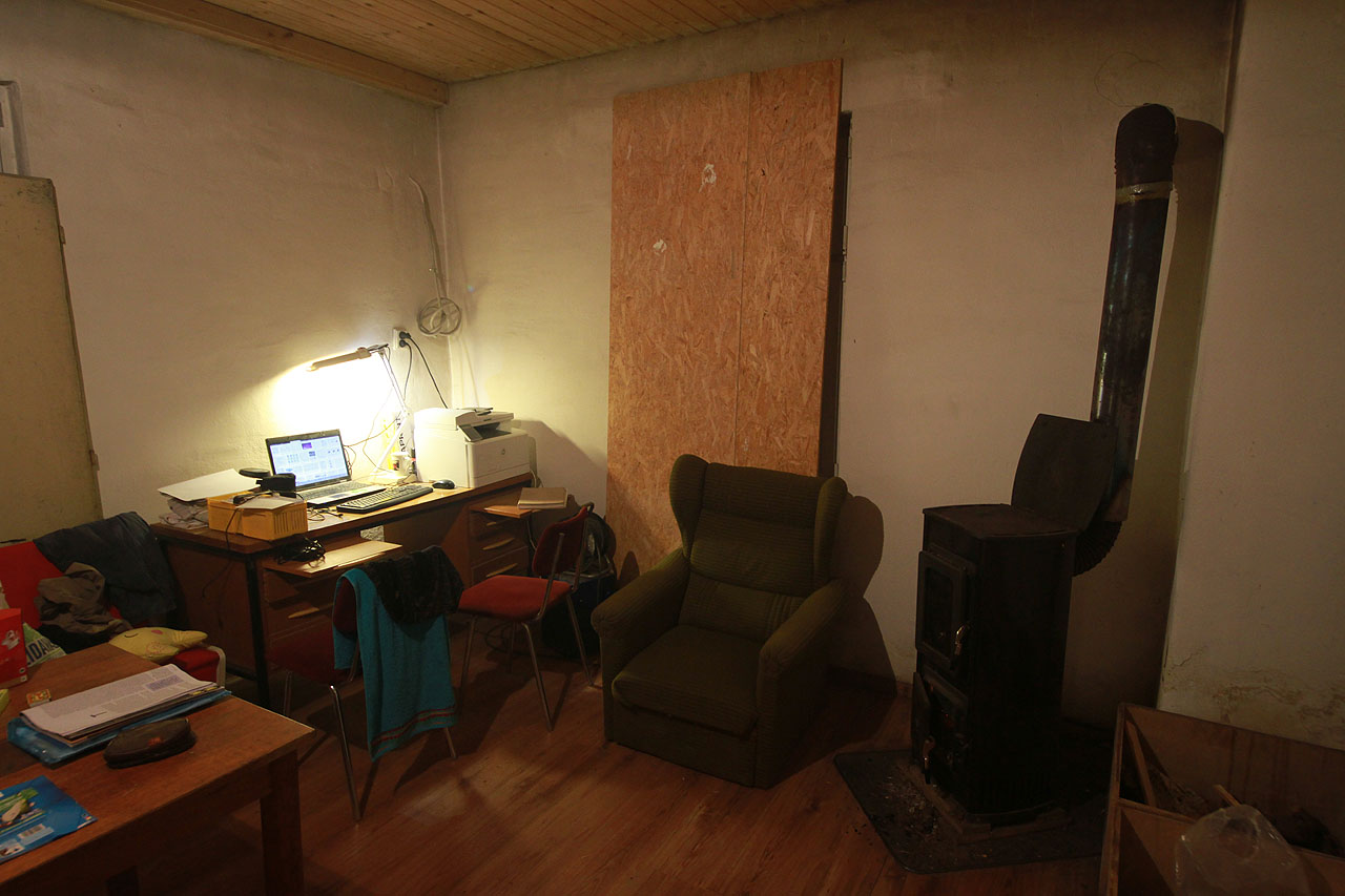 Má večerní kancelář. Vašek mně dovezl na Munu i tiskárnu, takže jsem mohl skenovat i tisknout dle libosti.