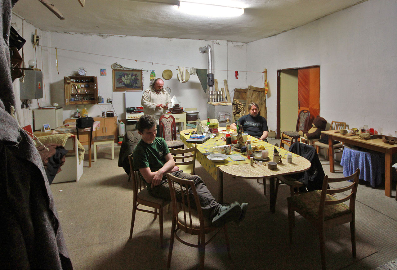 V neděli večer jsem na pár hodin zaktovil u lakrosářů. Rekonstrukci pojali jinak než my - jeden velký prostor vytápí kamny o velikosti menšího jaderného reaktoru a nic víc tím pádem není potřeba.