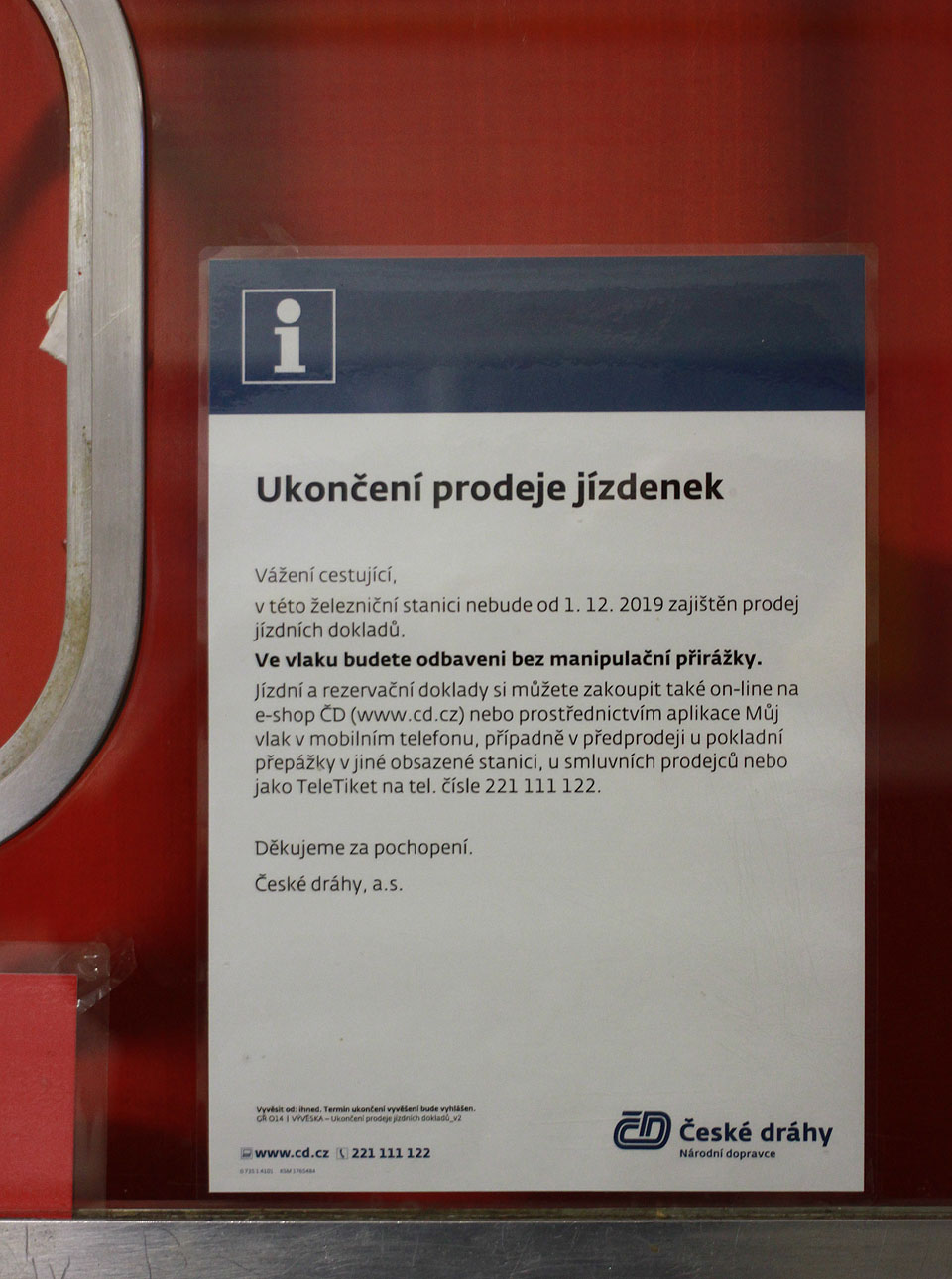 V pondělí ráno mě v Mikulovicích na nádraží čekala neradostná zpráva. Pamatuji si postupný úpadek téhle stanice. V roce 2008 jsme s kamarády přišli mokří stopem z Polska a našli jsme zázemí v tehdy ještě funkčním nádražním skladišti, kde jsme mohli přespat a dobít si telefon. Později bylo skladiště takřka zdemolováno. V roce 2011, když jsme začínali na Muně, fungovala na nádraží klasická hospoda, po které už taky není ani památky. V roce 2013 zrušili polovinu vlaků do Głuchołaz a o pár let později i všechny vlaky ve všední dny do Zlatých Hor. A teď už si tu člověk nekoupí ani jízdenku.