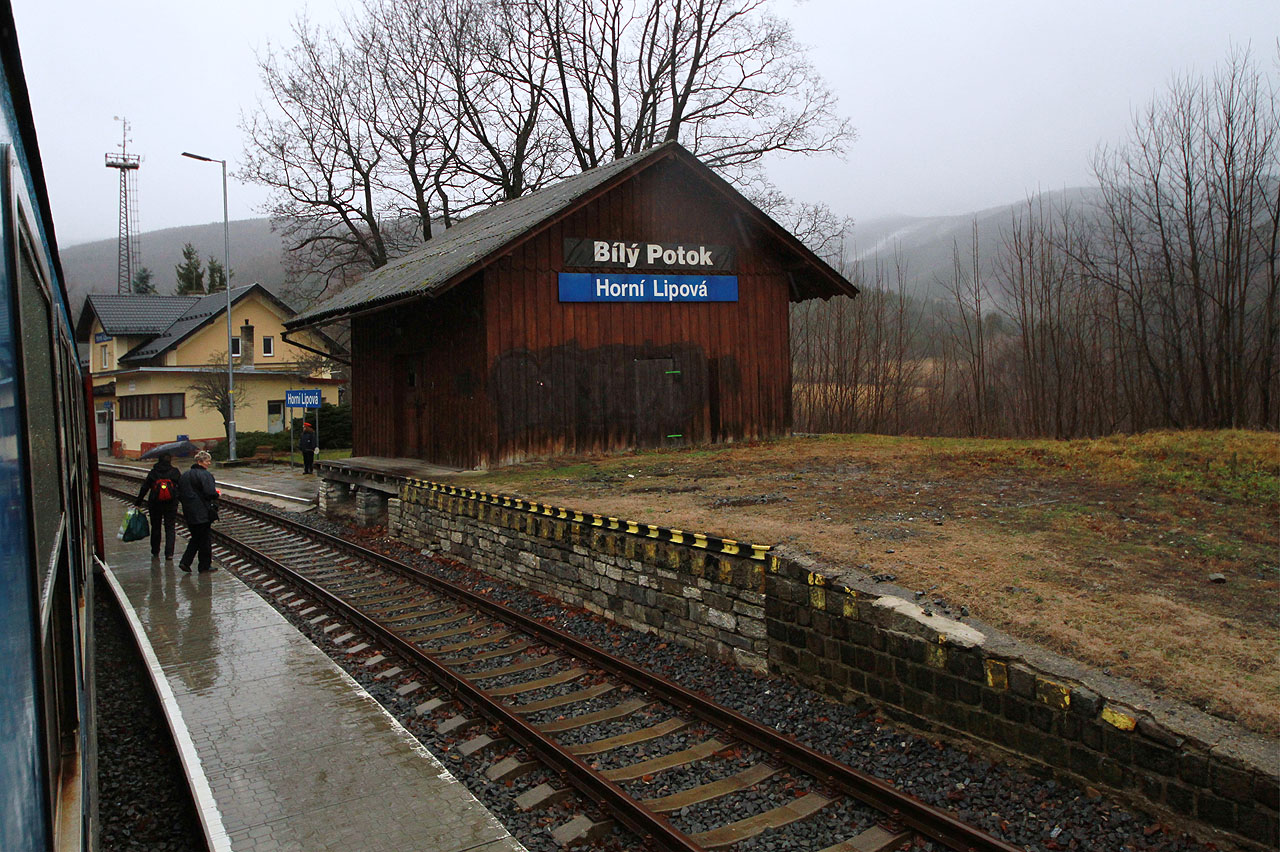 Na stanici <a href="/Tema/Horní Lipová">Horní Lipovou</a> už před léty kdosi vyvěsil černobílou ceduli podle komiksu Bílý Potok.