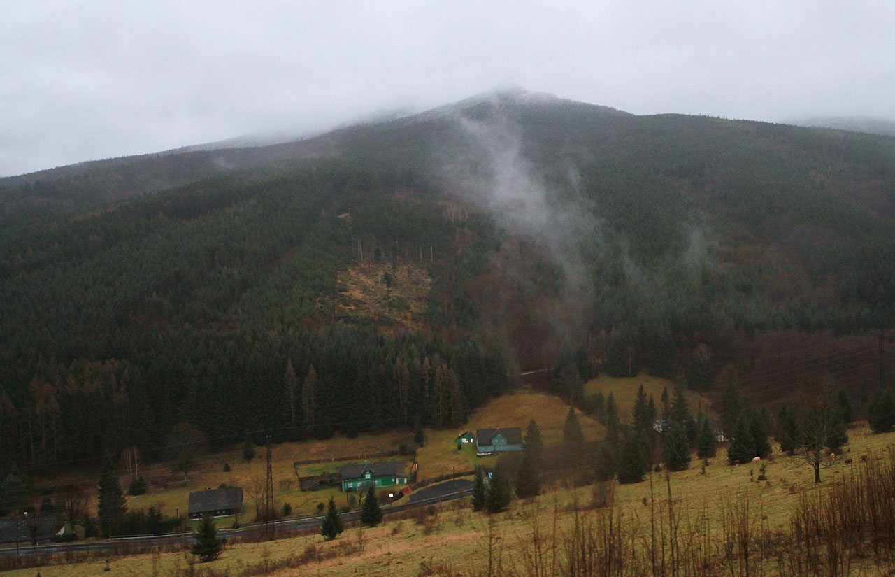 Po sněhu ani památky, Keprník se koupe v mlze. Šplháme na Ramzovou a brejlovec hučí ve vyšších obrátkách.