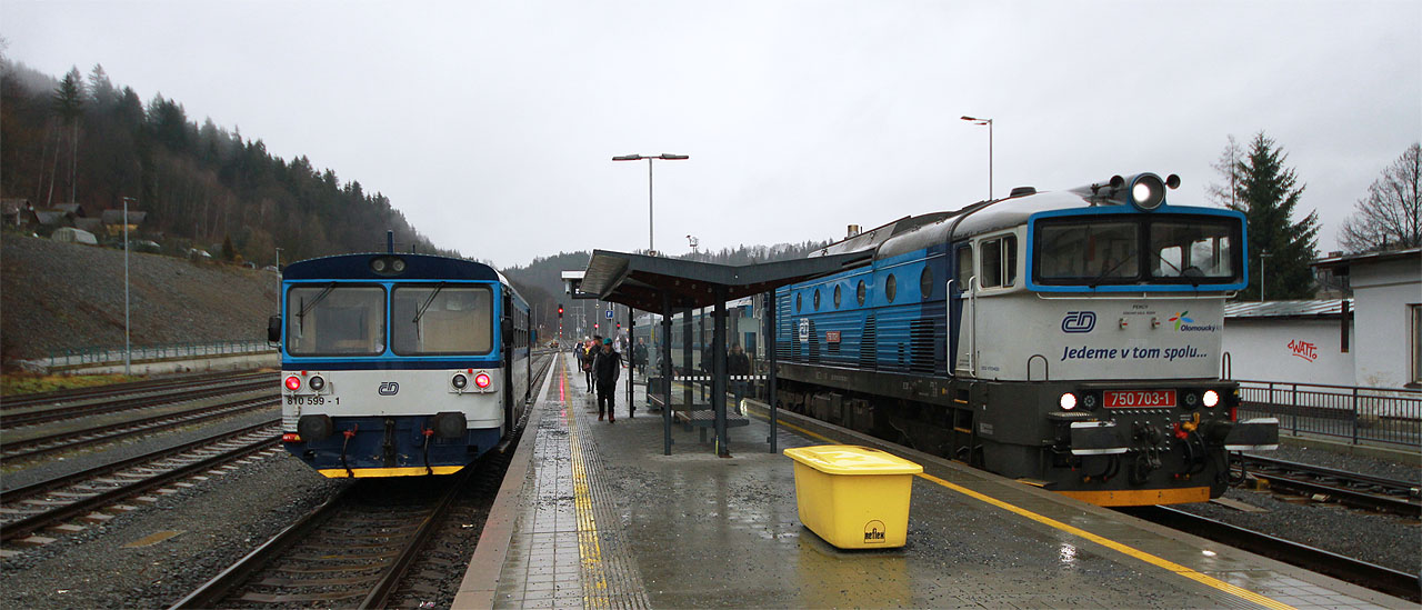 Setkání vlaků v Hanušovicích jako před léty. Když se dívám proti proudu času až ke svým gymnaziálním létům, změny provozu a výkyvy zdejší dopravy mě vždycky dojmou. Zažil jsem tady úžasné akce, objevoval svět, uzavíral přátelství, plál láskou, spal na nádraží v mrazu, když mně ujel poslední vlak, vymlouval se policistům a kdo ví, co všechno ještě. Občas to tu vypadá se železnicí nahnutě a jindy zase doprava vzkvétá. Dnes mně Hanušovice nabídly pohled skoro jako za socializmu, jen v trošku jiných barvách: motoráček do Starého Města už na mě čeká.