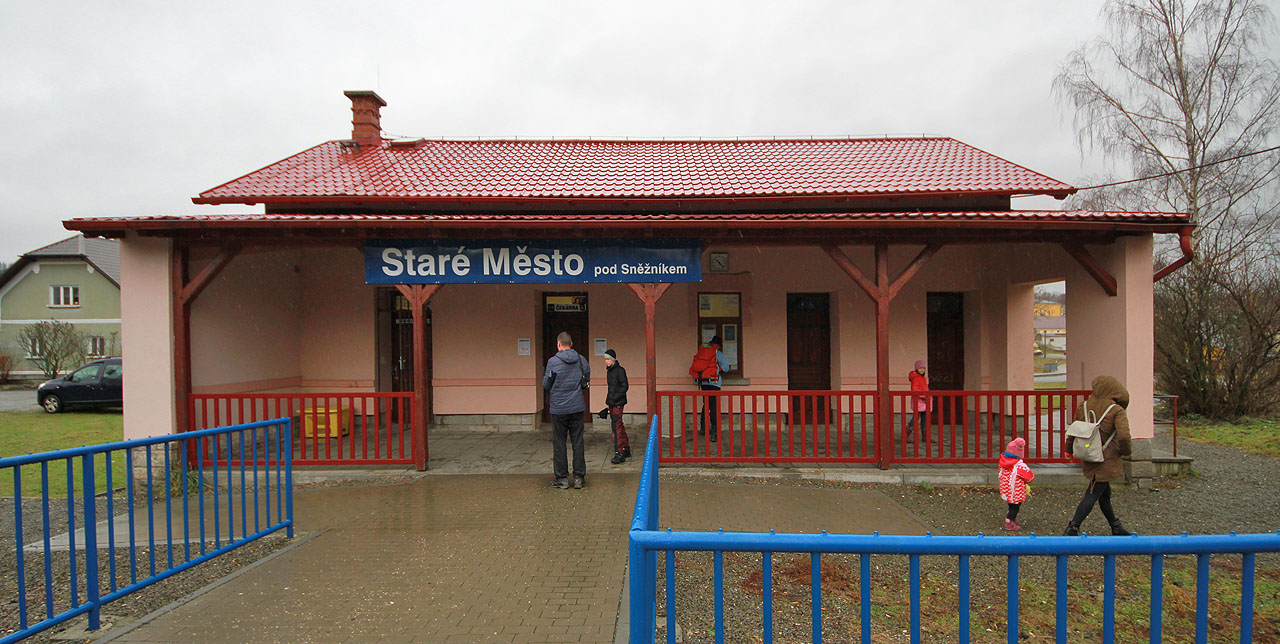 Že jsou na SŽDC blázni do barevných zábradlí, to vím už dlouho. Že si ale dovolí při rekonstrukci <a href="/Tema/Staré Město pod Sněžníkem (žst)">ukousnout půlku původní budovy</a>, to jsem teda nečekal.