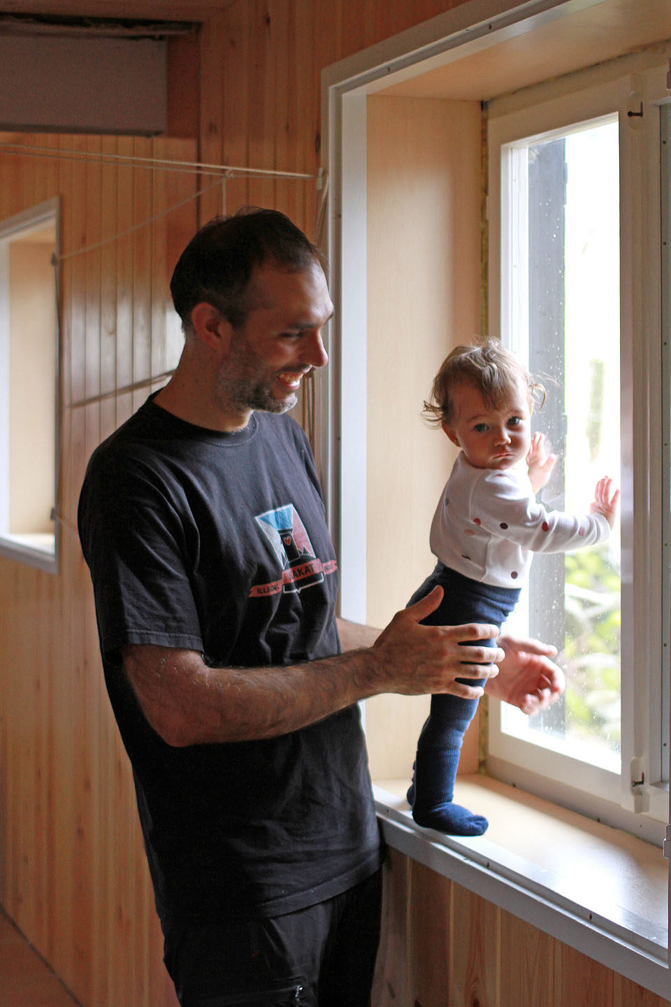 Výškové srovnání s Tomášem nemůže Gréta vyhrát ani když podvádí a stoupne si na okenní parapet. Ani my ostatní na tom ovšem nejsme o moc lépe.