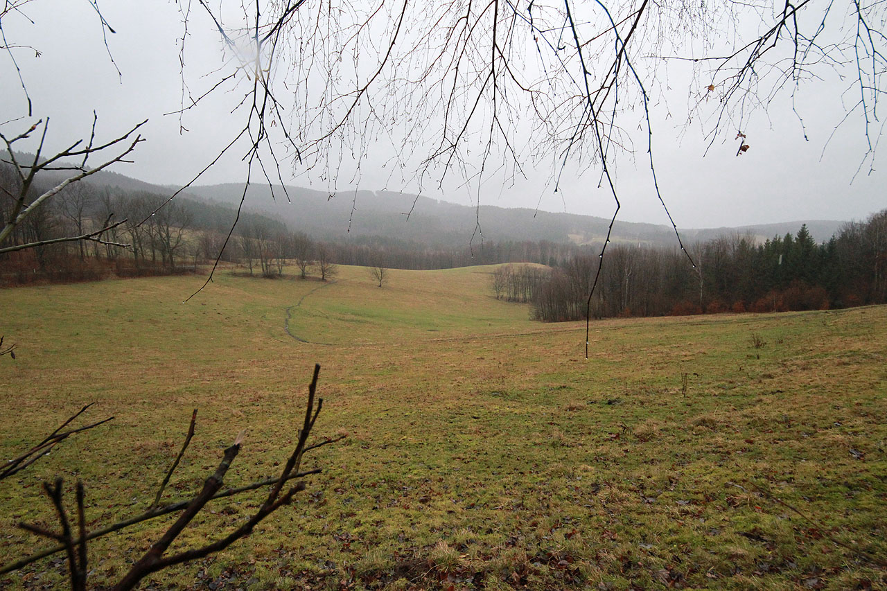 Uplakané pastviny pod Lądeckým sedlem. Tam někde dole se krčí vesnička Travná, místo, kam jsem chodíval rád na vycházky z Javorníka.