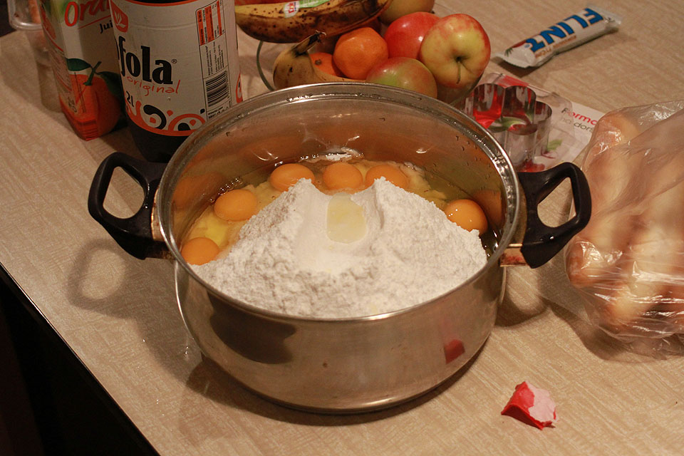 Jak jsem slíbil, pouštím se do přípravy tradičních zázvorek. Loni se mně docela povedly, letos ovšem jaksi ztrácím pevnou půdu pod rukama. Obávám se, že budu potřebovat ženskou ruku…